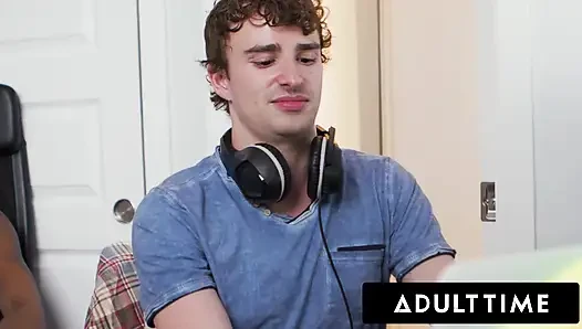 ADULT TIME - oyuncu Ryan Jacobs ve oda arkadaşı Jade Desire omuz masajsını mastürbasyon seansına dönüştürüyor