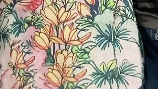 Извращенный бойфренд позволил старикам трахнуть пальцами киску его девушки на публике