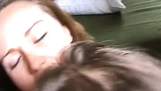 Almanya'dan iki tatlı kız üçlü grup sekste dolu yarağı yalıyor