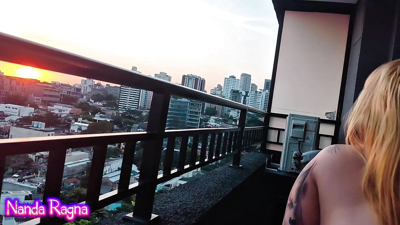 Ich gab einen nassen blowjob und saß auf dem schwanz meiner nachbarin auf dem balkon des gebäudes