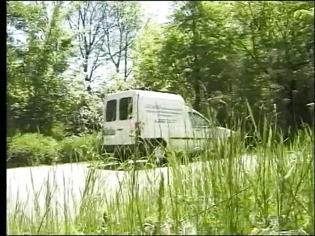 완벽한 두 명의 낯선 사람과 혼자 있는 소녀