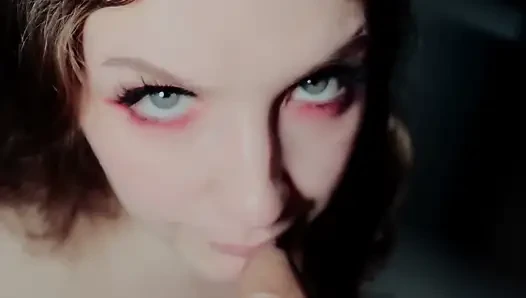 Beyaz kız tavşan fotoğraf çekiminin ortasında yarak emiyor