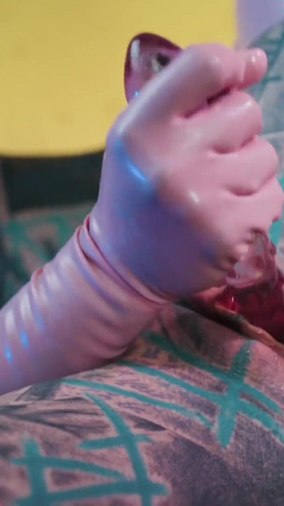 Heißes inked mädchen latex-outfit, doppelte spielzeug-penetration, tiefe füllung | Clip 1