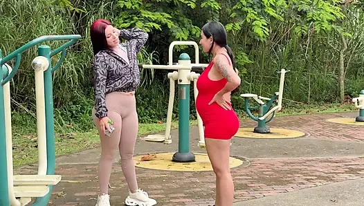 Yogalehrerin Anitta Miller nutzt die Begeisterung von jeniferPlay aus