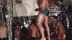 Homo-kerels neuken roekeloos tijdens een orgie die op feestjes wordt gedraaid