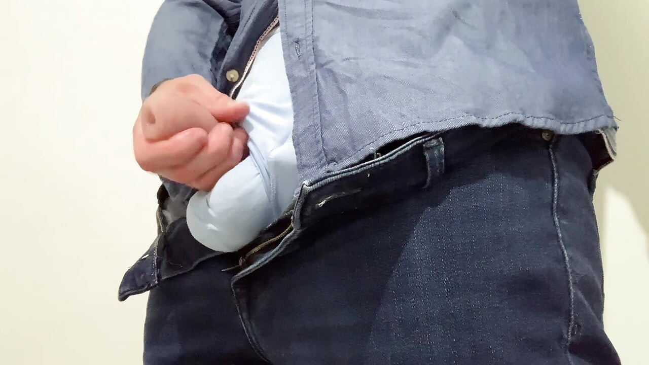 Bărbat transsexual excitat se masturbează după muncă