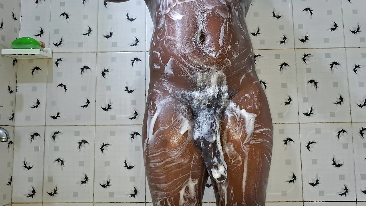 Lavando minha buceta enquanto é fodida sem parar no chuveiro.