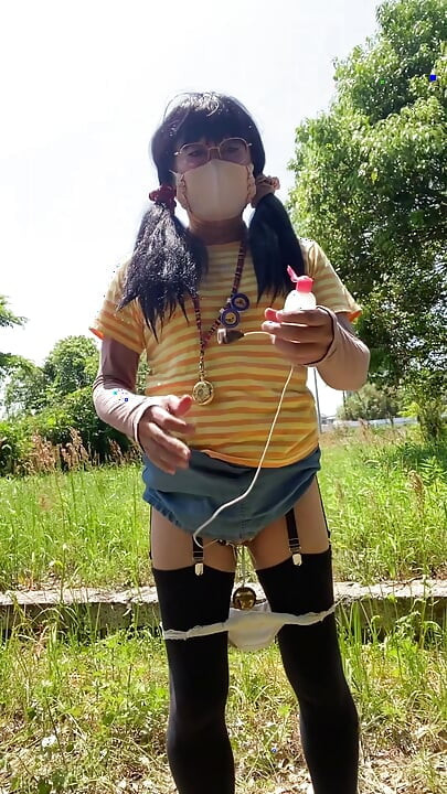 No221 - cewek seksi ini dientot sambil jalan-jalan sambil kencing dan sepong