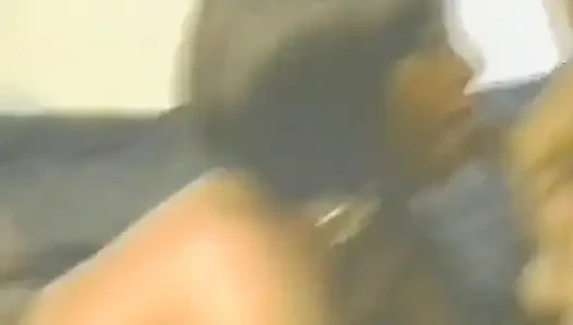 Чернокожая телочка с большими сиськами принимает два твердых хуя