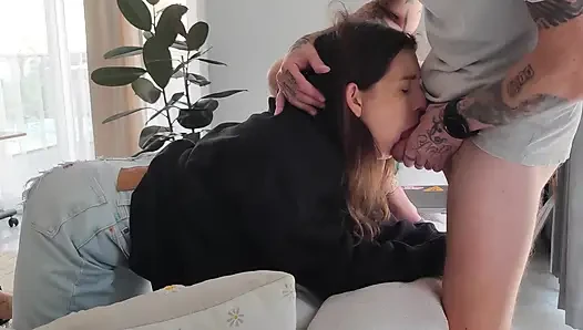 Üvey babası, enstitüden atıldığı için onu tüm deşiklerden kovmasını emretti