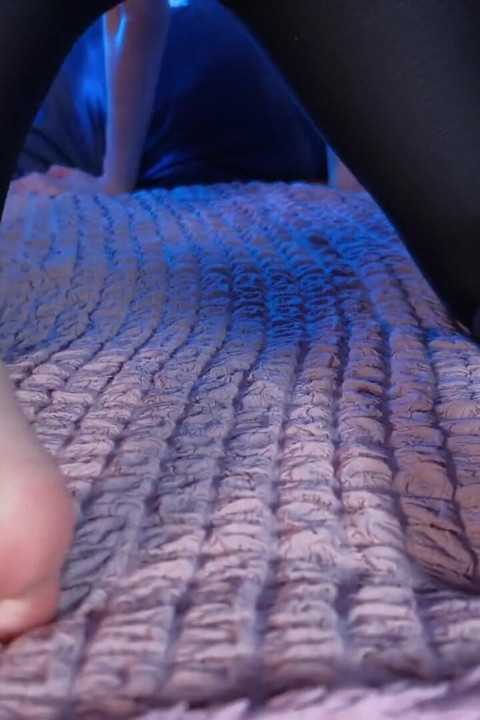 Ass in Leggings! Bare Feet