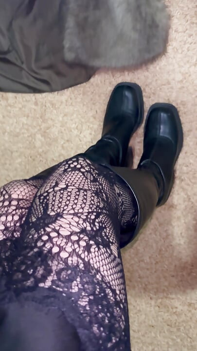 Pernas longas em meias pretas e botas de snd