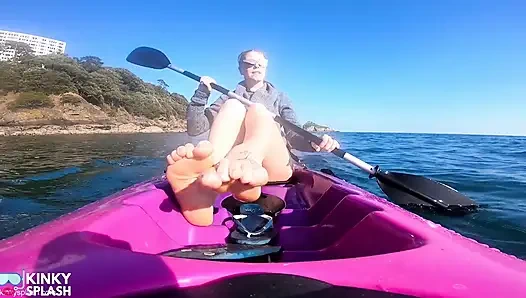 Çıplak ayaklı joi kayık azdırma - halka açık çıplak ayaklarda riskli açık havada tabanlar joi kayak azdırma - herkesin içinde riskli açık havada tabanlar