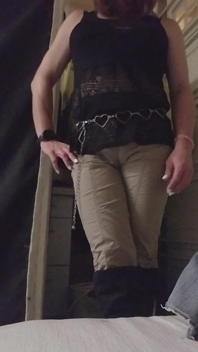 CDAmanda444 Pissing thru her pants 4 a fan, FAN REQUESTED