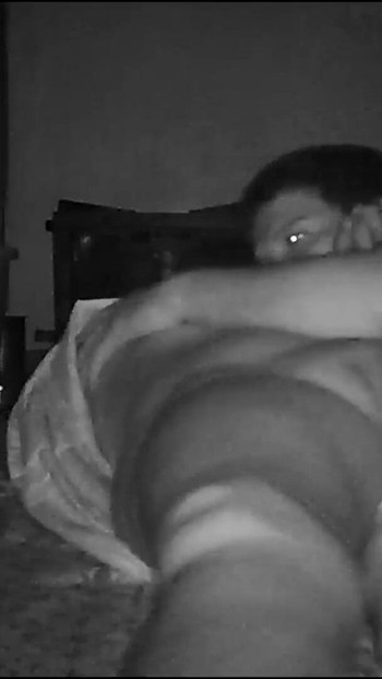Zadivljujući trenutak iz filma "Indijska seoska kućanica ljubi se s velikim sisama"