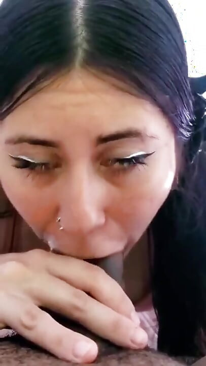 เธอเงี่ยนเกินไปและอมควยให้กูจนเธอได้น้ําเงี่ยนออกมาจากฉัน