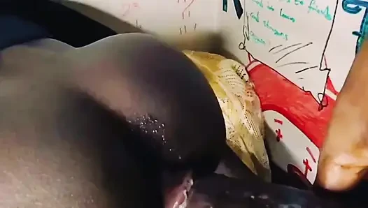 Erkek arkadaşımın büyük yarağını emiyor ve sonunda sikildi