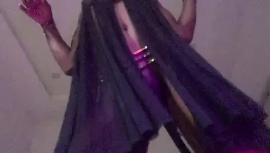 Замедленная чернокожая тинка танцует в замедленной съемке, ветрующую мокрую киску крупным планом