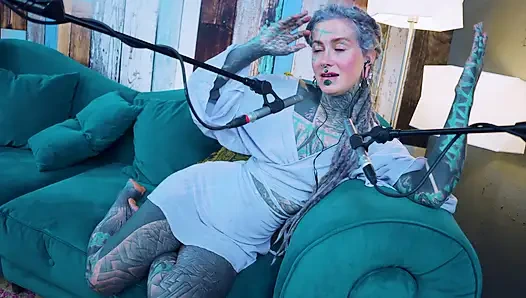 F hakkında konuşuyorum - korku - asmr podcast sfw konuşuyor gotik sıska kız dreadlocks dövmeli model dövmeli kız