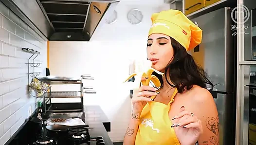 Heiße lesbische Latinas kochen – Teil 2 – SFW