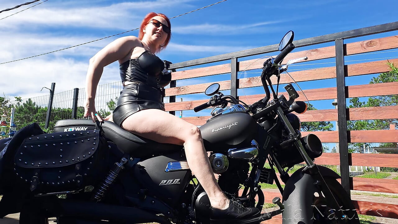 Chica biker detrás de escena: cuero, bicicleta negra y un secreto travieso (completo en bio)