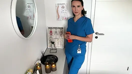 Heiße masseuse zieht latexhandschuhe für einen schmutzigen happy end-cumshot an