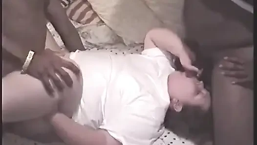 Olgun orta yaşlı seksi kadın kıllı amcık yalarken büyük zenci yarağını alıyor