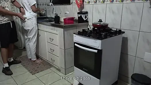 Zimmermädchen bekam ihren arsch beim geschirrwaschen benutzt.