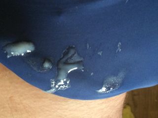 Moi en slip de bain adidas bleu foncé avec des rayures orange (sperme)