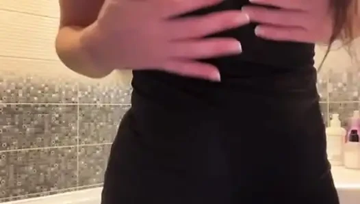 Üvey annem parmaklarıyla götünü sikiyor