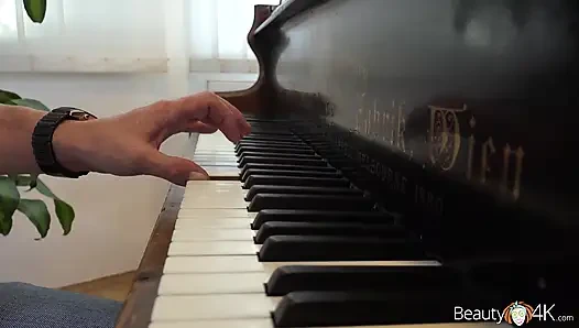 Dört elle piyanodan sonra ateşli ön sevişme