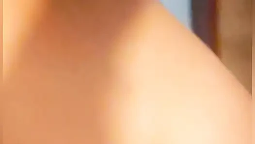 Erkek arkadaşım beni kaydetmeyi seviyor, ben ona çok duyusal dans ediyorum ve sonunda onun istediği gibi çoklu orgazm oluyorum
