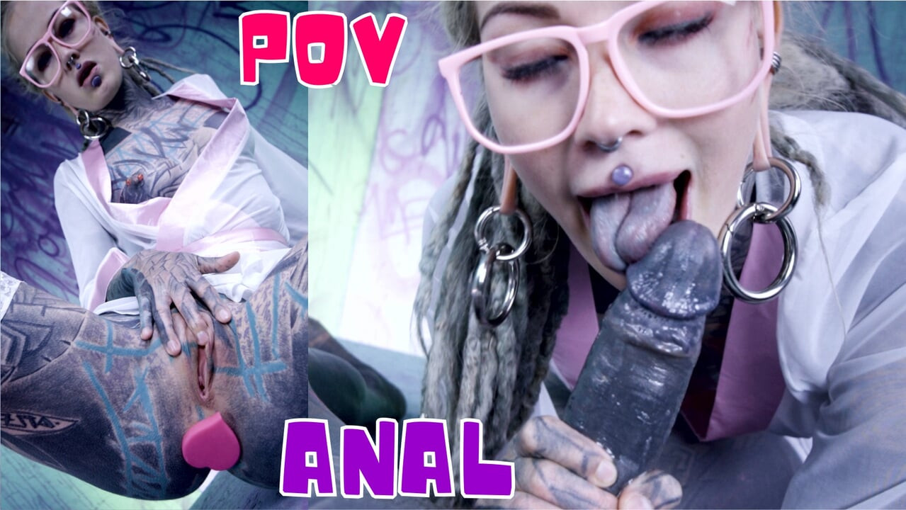 La polla tatuada de una chica tatuada montando gafas de pasión, buttplug y dp, facial