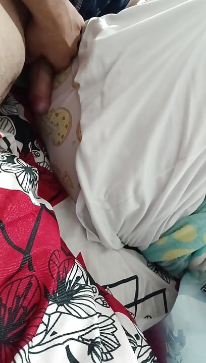 मैंने अपनी पत्नी का लंड उसकी पीठ पर डाल दिया