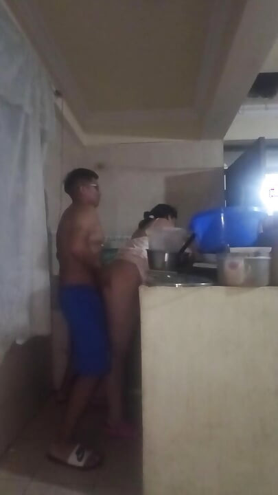 Šéf přijde do kuchyně, aby mě ošukal, jeho penis mě vzrušuje