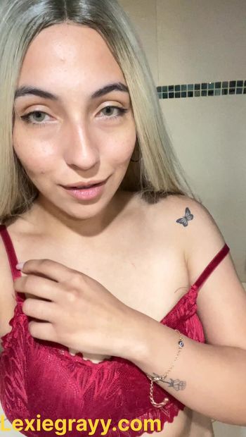 Heiße blonde latina strippt bis twerk nackter arsch