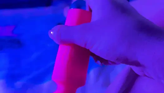 Perverses college-mädchen fickt ihre muschi und denkt über ihren stiefvater