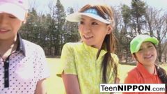 Söta asiatiska tonårsflickor spelar en omgång stripgolf