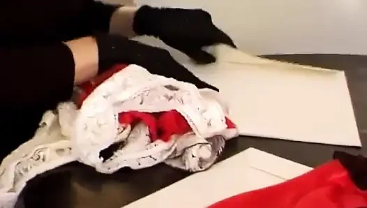 Cewek ini kencing di balik embernya