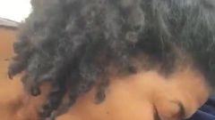 Femme noire donnant la tête