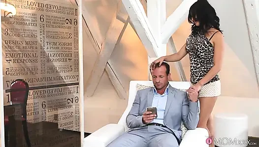 Билли Star с коричневыми волосами требует от Джорджа жесткого секса в помещении плюс хардкорный трах киски пальцами