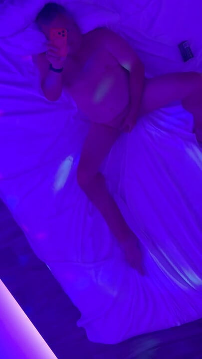 Stroking in ceiling mirror