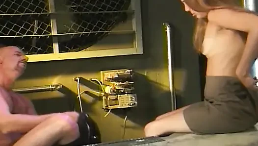 Sperma fressenden teenager wird sich bücken und im doggystyle gefickt