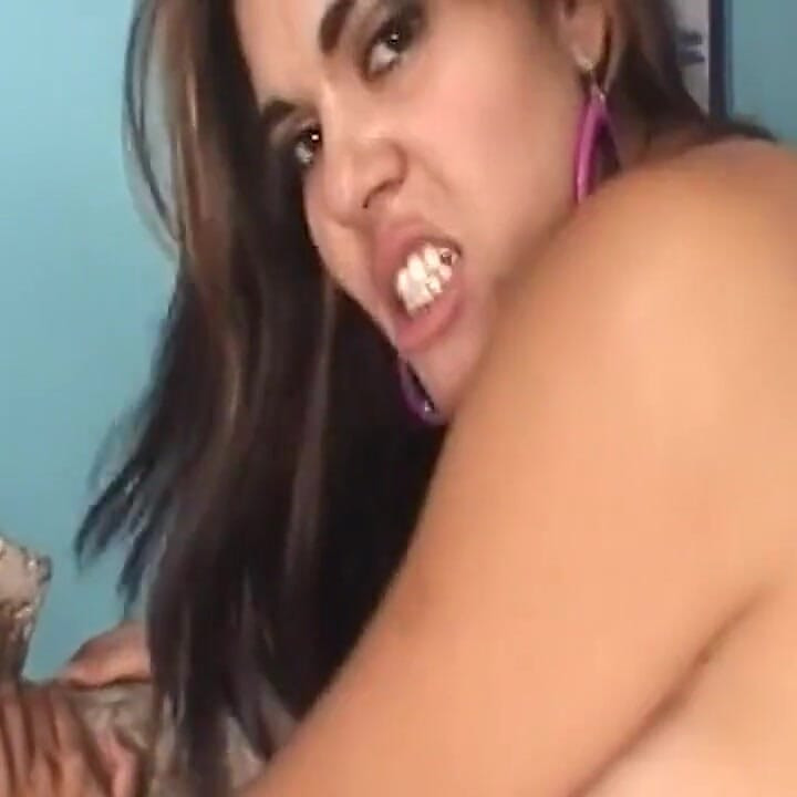 Sultry brunett brud fingrar och slickar till droppande orgasm
