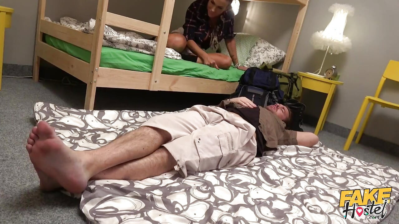 Fake hostel - backpacker aubrey black mit dicken titten erwischt ryan in einer lüge und hüpft ihren schönen arsch auf seinem harten schwanz