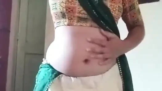 Saree mai kesi lag rahi hu sab log comment karke batana