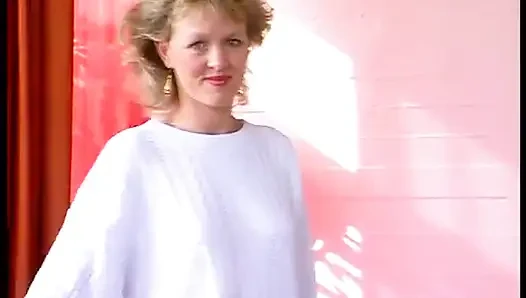 Симпатичная телочка-блондинка наслаждается заполнением ее киски большим дилдо