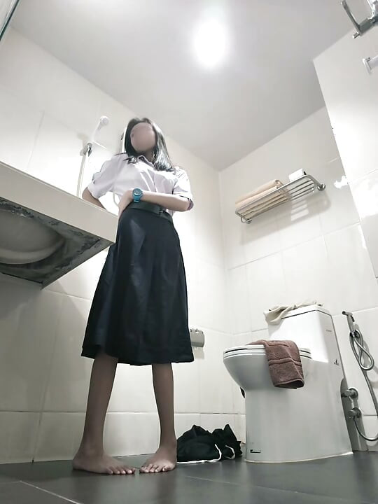 トイレで制服に着替える