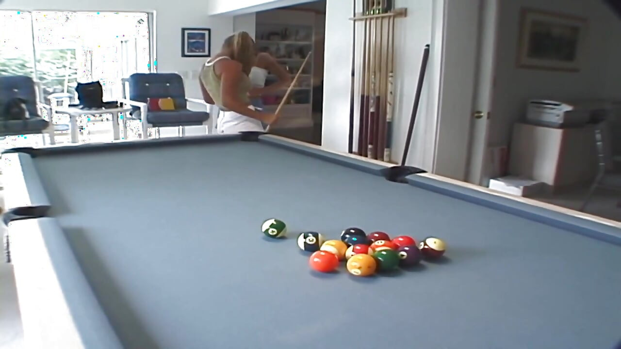 Deux bombasses superposées jouent à poil dans la piscine