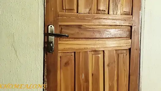 Двух тинок-лесбиянок застукали за сексом, затем их застукал сводный братец